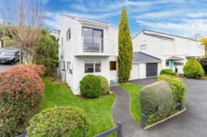 Contemporary Duplex in Roslyn